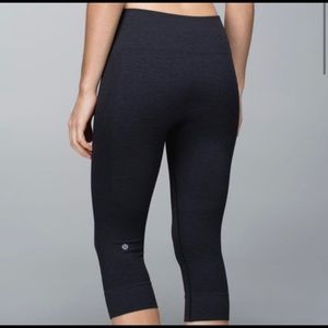 🍋 Lululemon seamlessly street crop Sz. 6